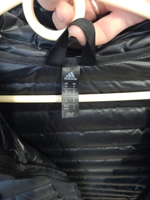 Лёгкая куртка пуховик  мужская Adidas.