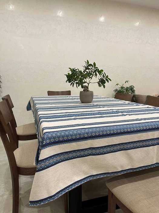 Вишита скатертина до святкового столу