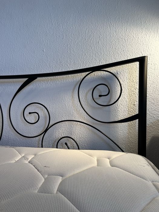 Cama de ferro com estrado - estilo elegante