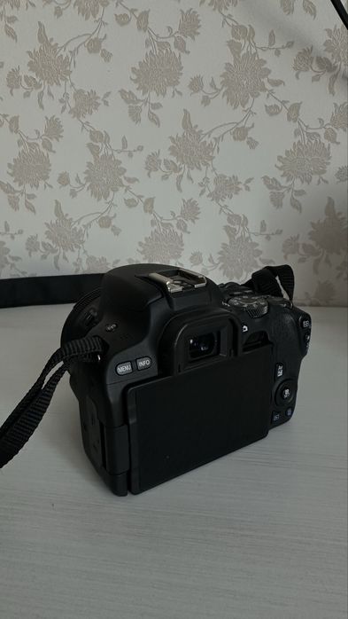 Дзеркальний фотоапарат Canon eos 200d