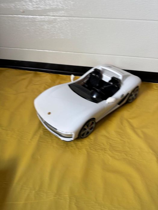 Samochód Rainbow High zmienia kolory!