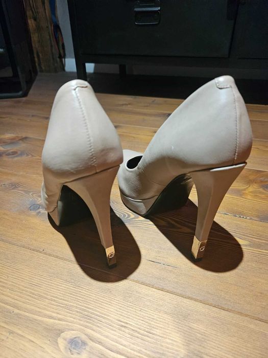 Szpilki Guess 38 kremowe