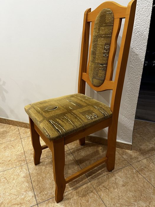 Rozkładany stół z krzesłami