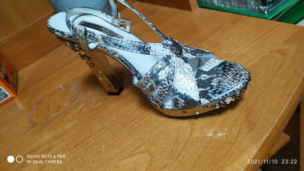 Продам босоножки