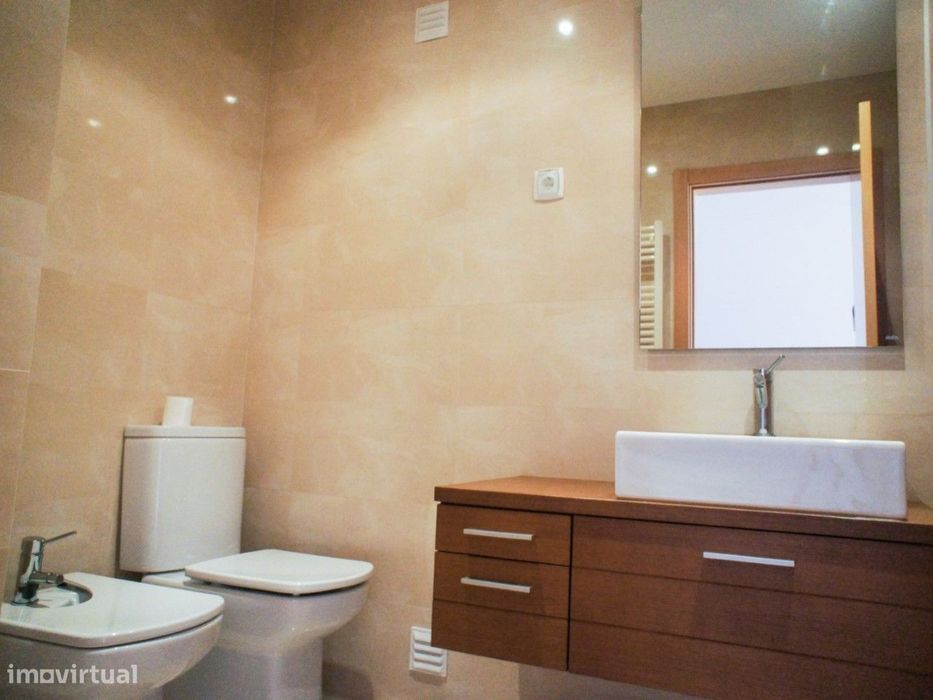 Apartamento T3 Semi-Novo! Com Varanda e Arrecadação individual