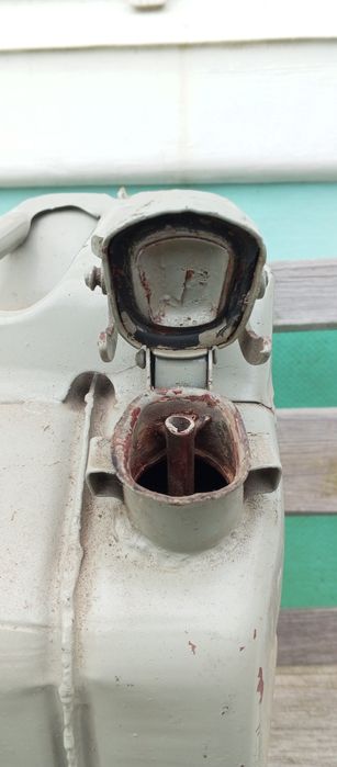 Канистра 20 л. Микро отверстие сбоку, посредине