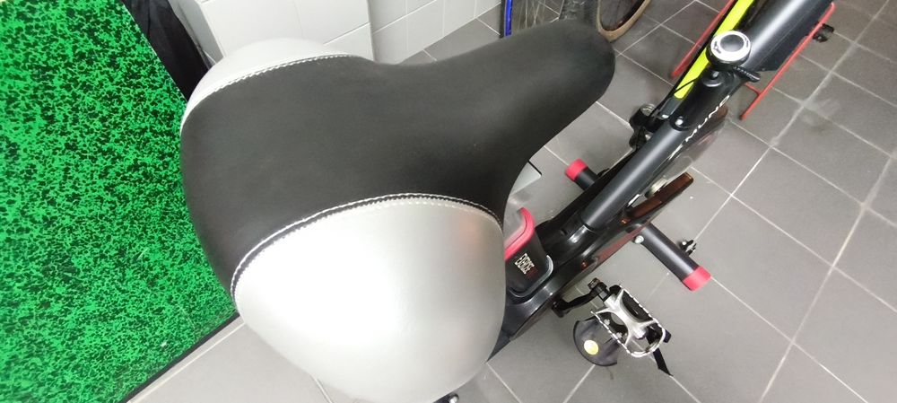 Vendo bicicleta 

O ecrã também está funcional.