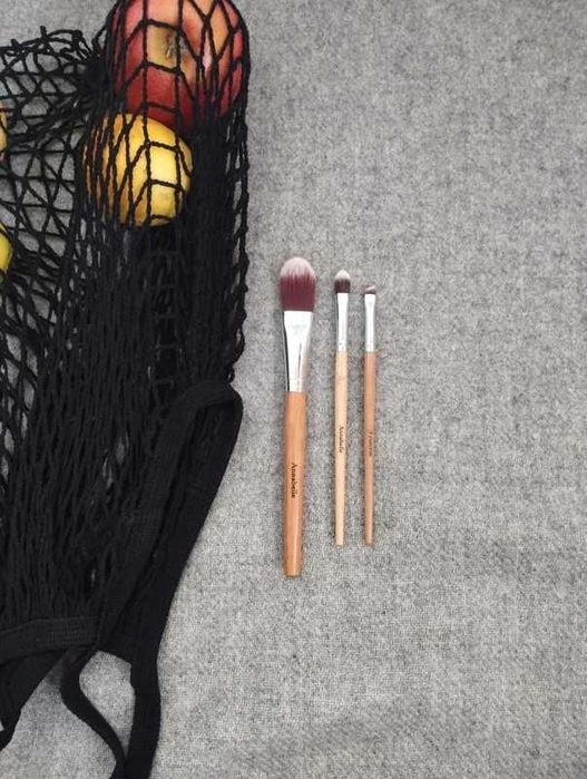 Pędzel do makijażu twarzy z bambusową rączką Annabelle Minerals