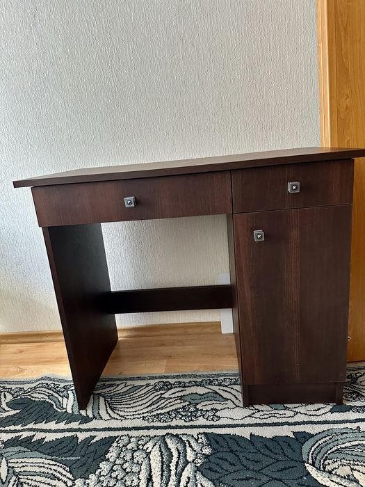 Biurko Rustikal Sierpc 90×50 cm – 2 szuflady + szafka, kolor orzech