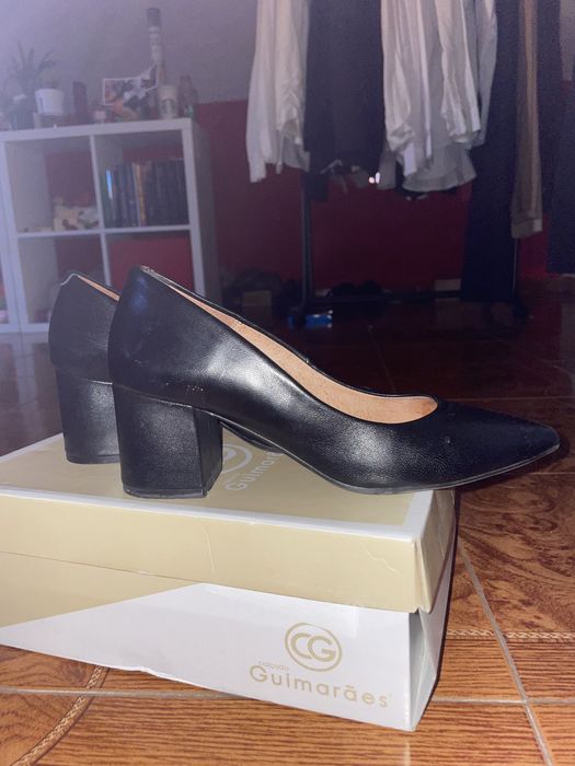 Sapatos pretos salto alto clássicos