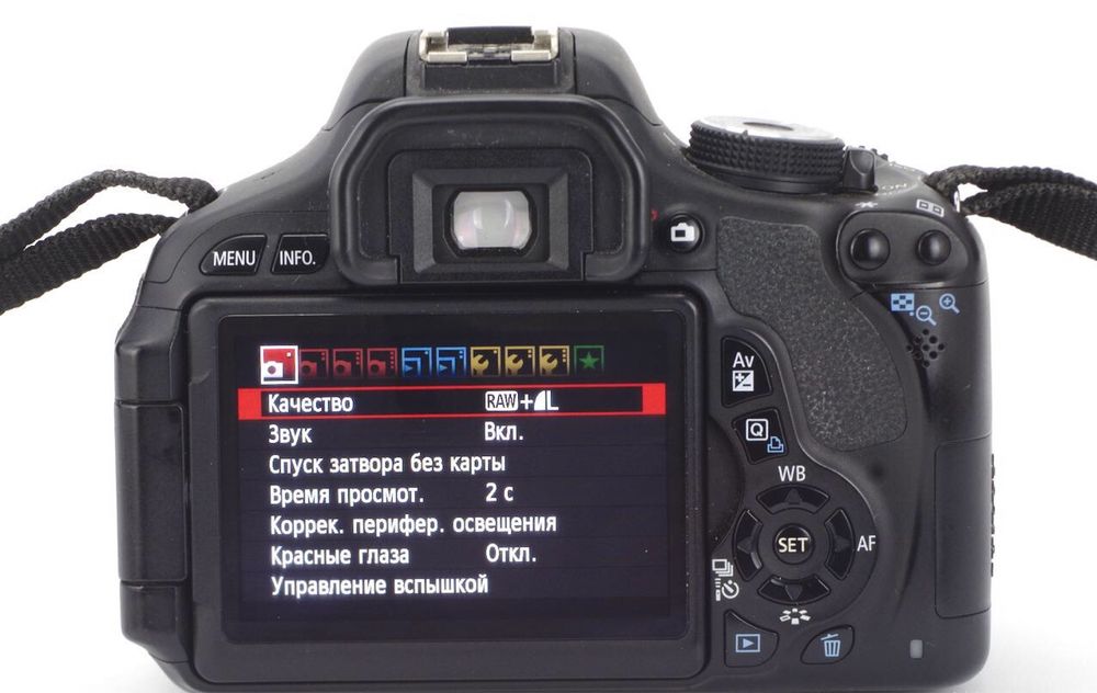 Цифрова фотокамера EOS 600D