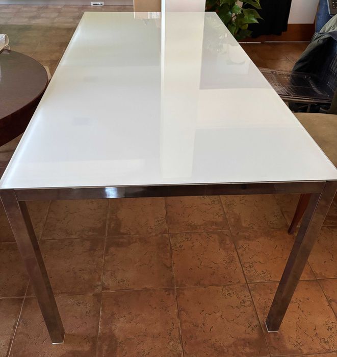 Mesa de jantar - estrutura de metal e superfície brilhante