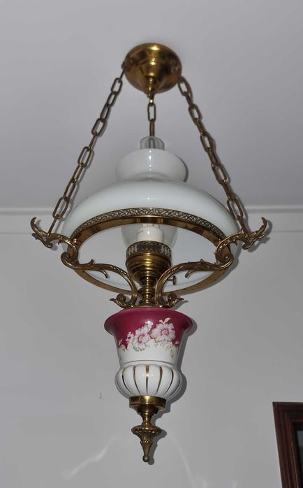 Vários candeeiros antigos de pé, de teto e de parede