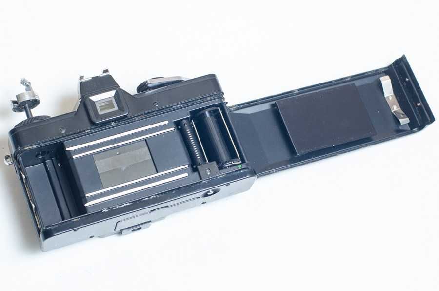 Плівковий фотоапарат-дзеркалка Praktica LLC M42