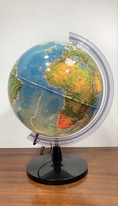 Globo terrestre iluminado.