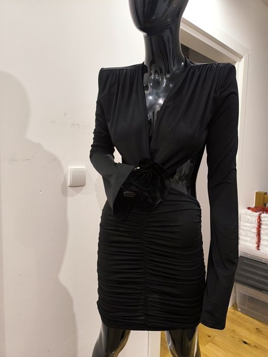 Sukienka wieczór odkryte plecy marszczona dopasowuje się do ciała