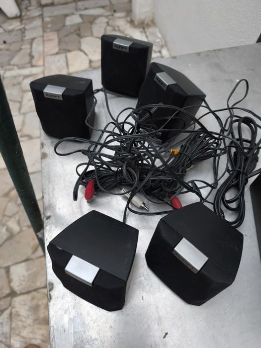 Aparelho de som com 5 colunas