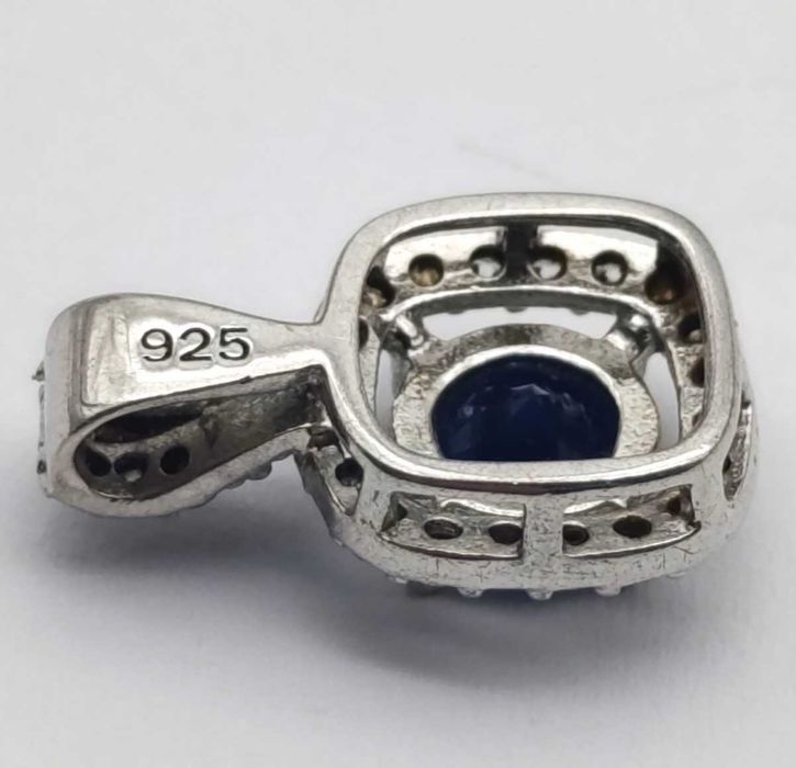 Pendente em prata de lei com pedras transparentes e pedra central azul - peso 1,2g