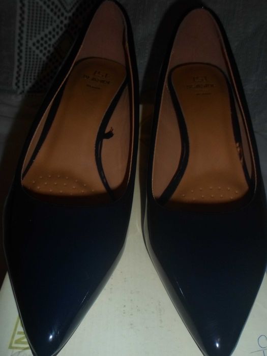sapatos com tacão fino cor azul  marinho para senhora