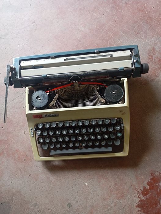 Vendo esta máquina de escreve muita bonita bom estado