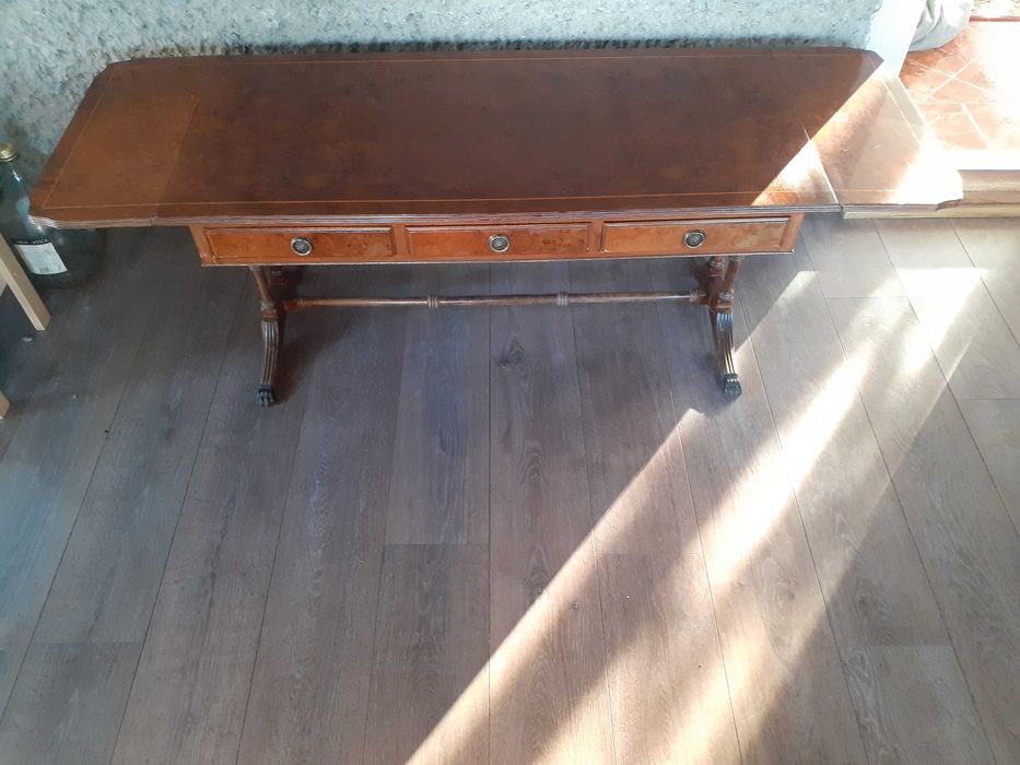 Antyczny stolik klepak