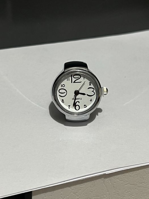 Zegarek pierścionek – srebrny z białą tarczą