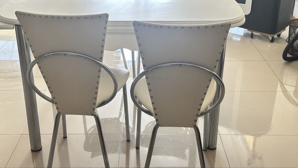 Mesa de cozinha   completa  com cadeiras.