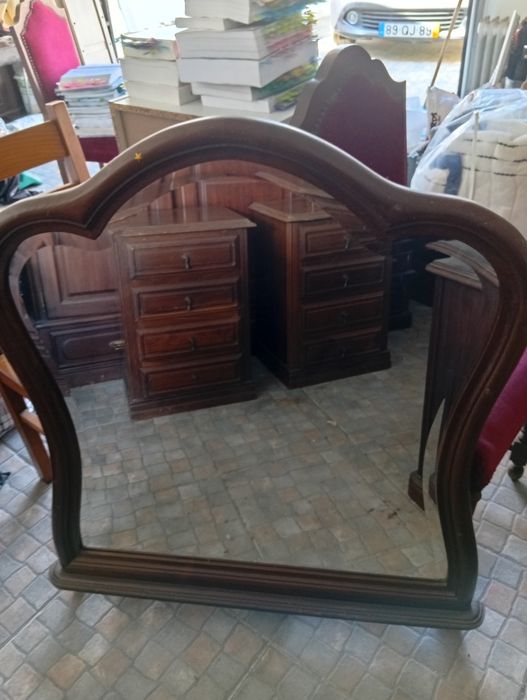 Cama de casal com colchã, mesinhas de cabeceira e cómoda
