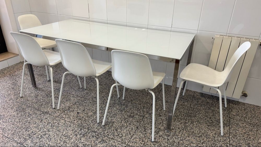 Conjunto Mesa de Vidro e 5 Cadeiras brancas