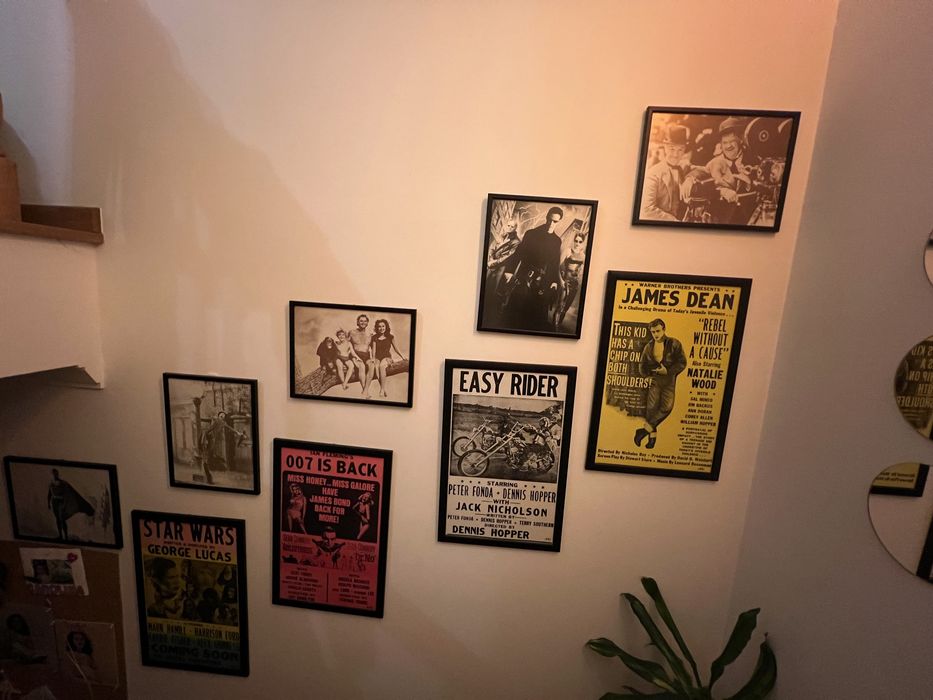 Quadros com posters de filmes Star Wars entre outros