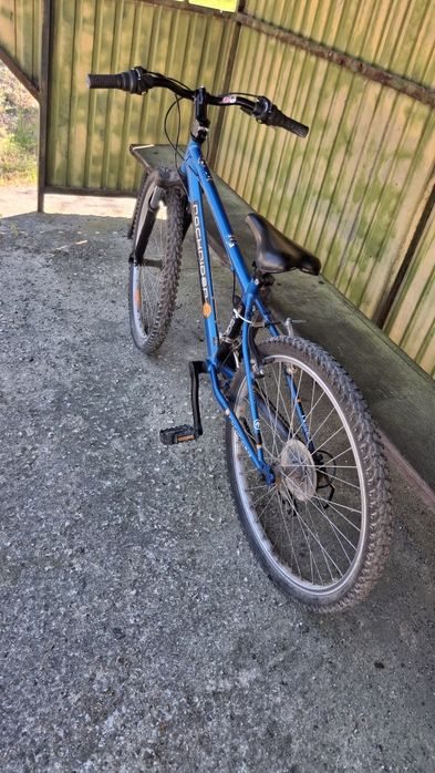 Bicicleta  azul e preta
