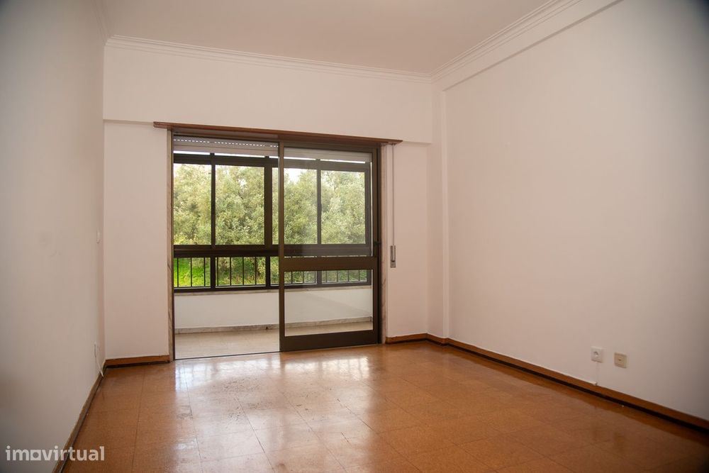 T2 com Terraço Grande, Garagem e Elevador