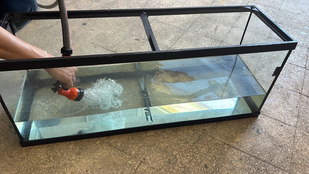 Aquário com 100cm de largura, 30cm de comprimento e 40cm de altura.