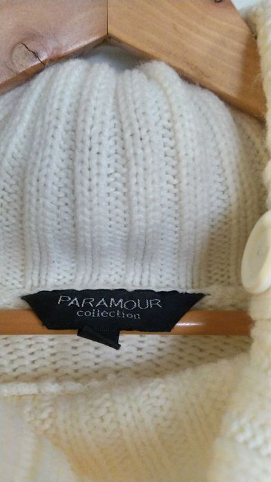 Эффектный свитер с хомутом