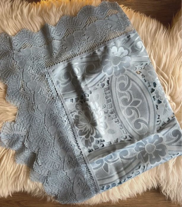 Jasnoniebieski koronkowy obrus 90x90