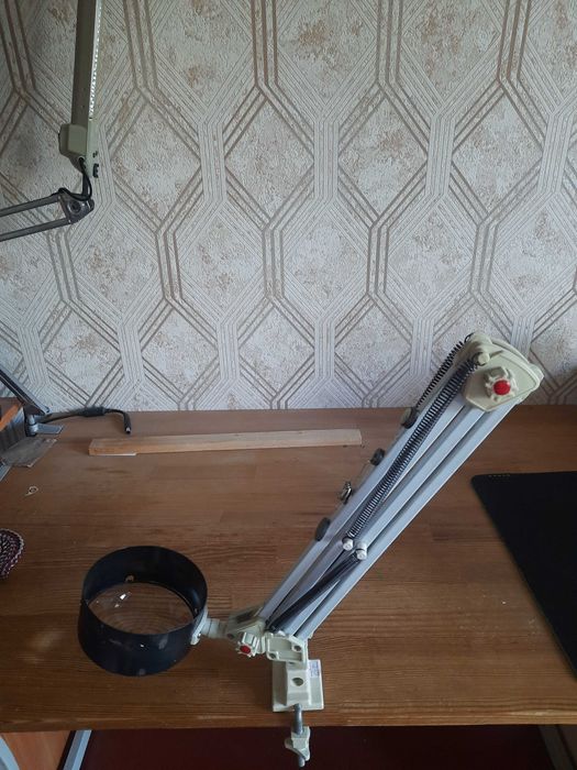 Стекло увеличительное на штативе