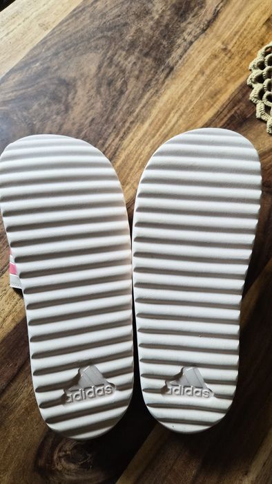 Klapki Adidas rozmiar 40,5  róż z beżemm