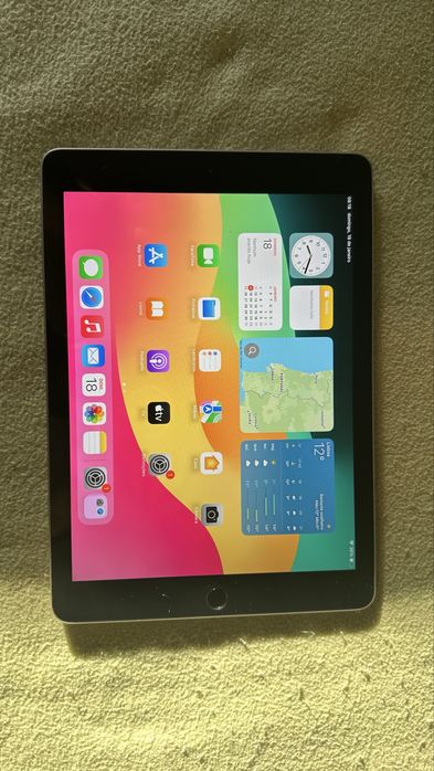 iPad 6th Gen - 128GB (Wifi) c/acessórios