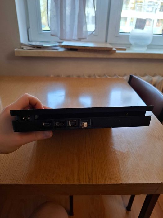 Konsola PS4 + Pad + FIFA20