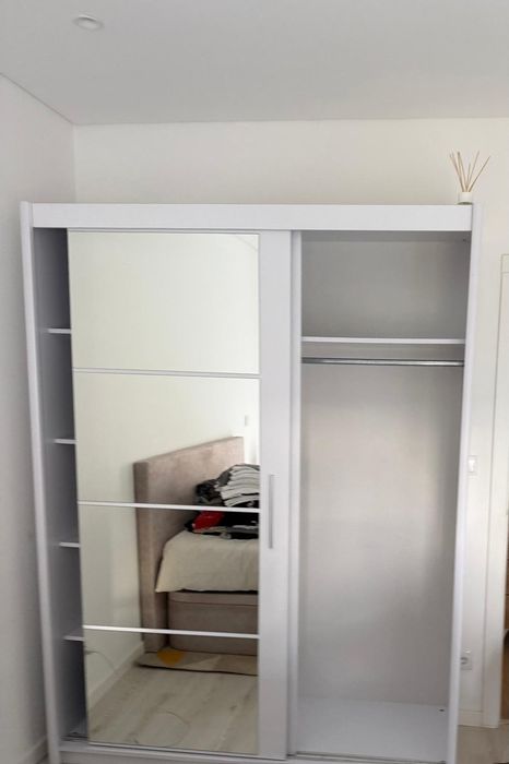 Roupeiro Branco com Portas Espelhadas – Como Novo