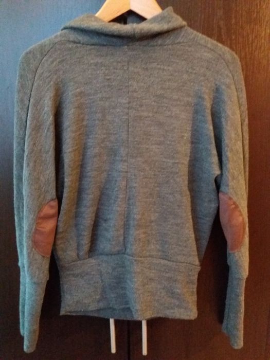 Siwy sweterków golf z brązowymi łatami na łokciach roz.Uniwersalny
