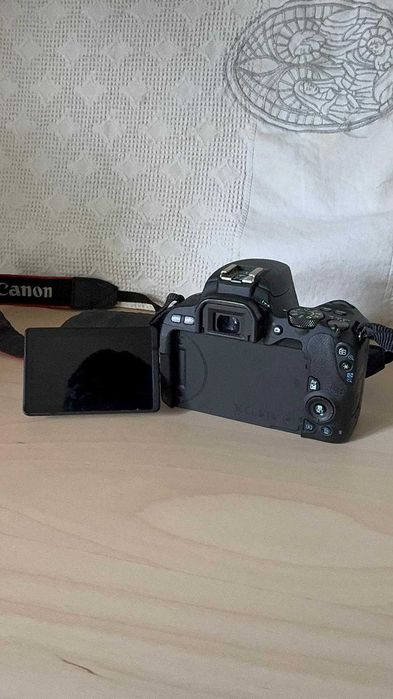 Canon EOS 200D + Objetiva EF-S 18-55mm f/3.5-5.6 III + Bolsa | Como Nova