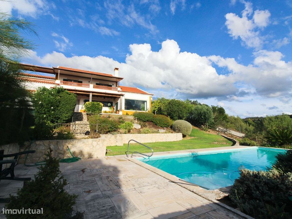 Moradia de 4 quartos com piscina e garagem