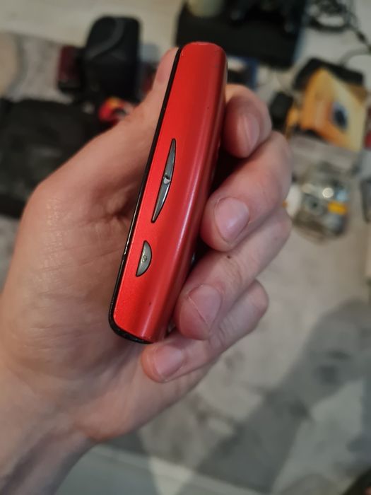 Stary retro telefon komórkowy Sony Ericsson Xperia X10 Mini E10i