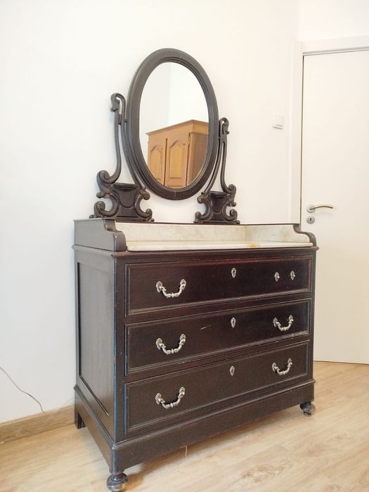 Cómoda com mármore e espelho