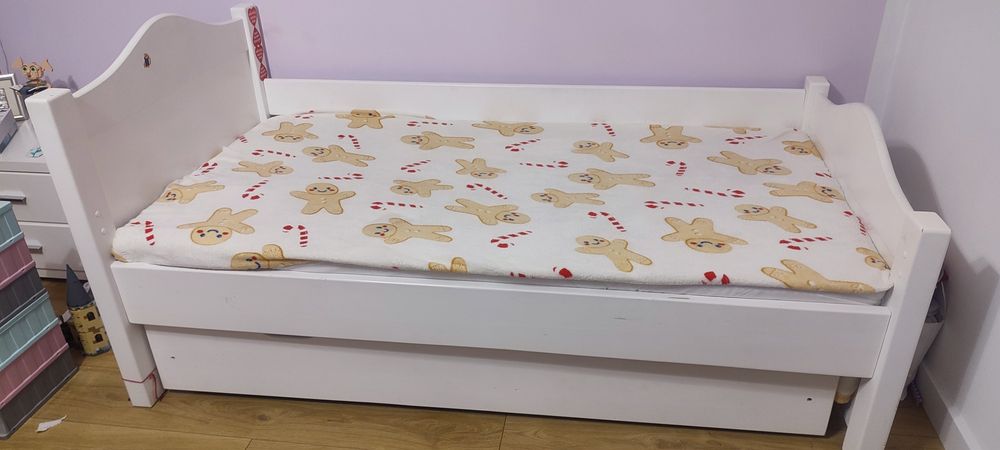 Drewniane łóżko dziecięce