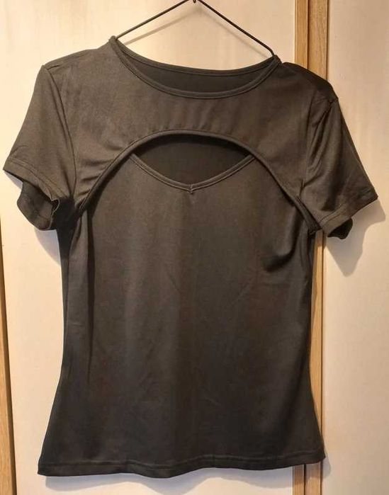 Bluzka z efektownym rozcięciem na biuscie