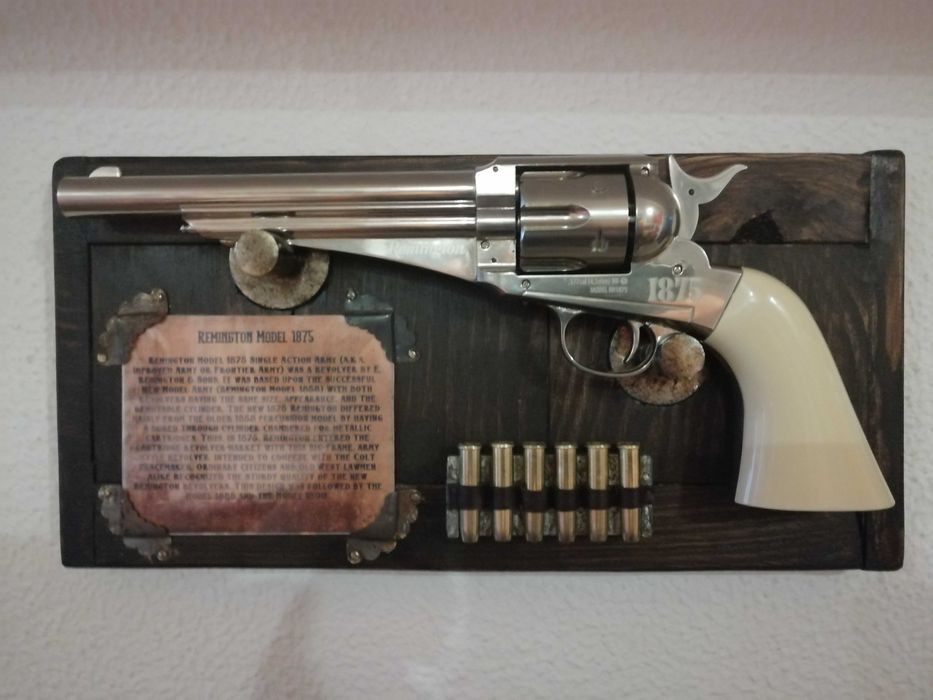 Quadro/Display para replica de revolver Remington 1875 em madeira