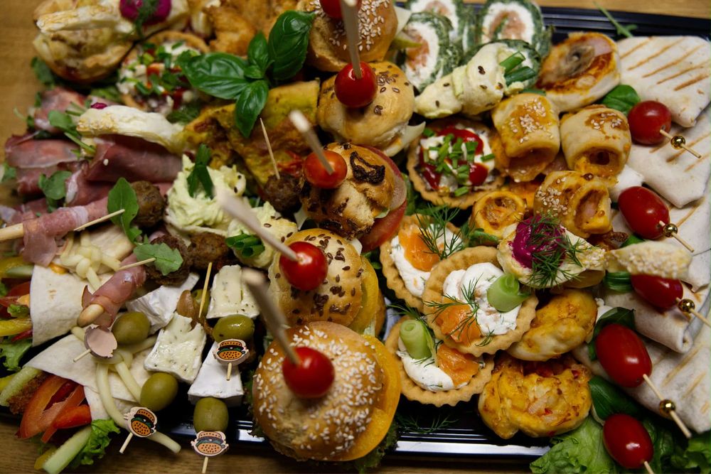 Przystawki na imprezę, party boxy, tace, catering