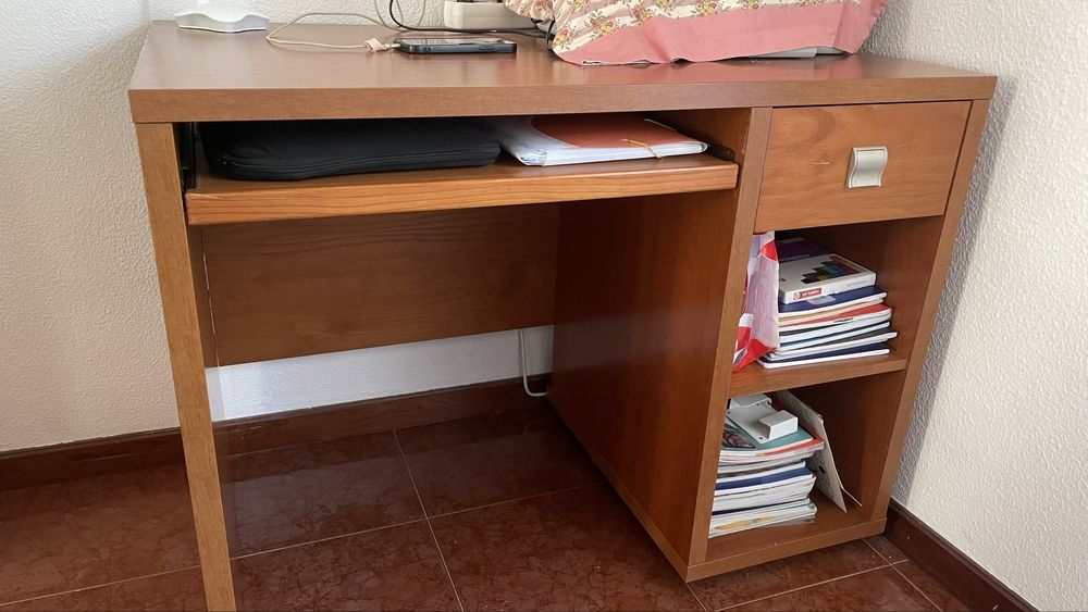 Secretaria em madeirA